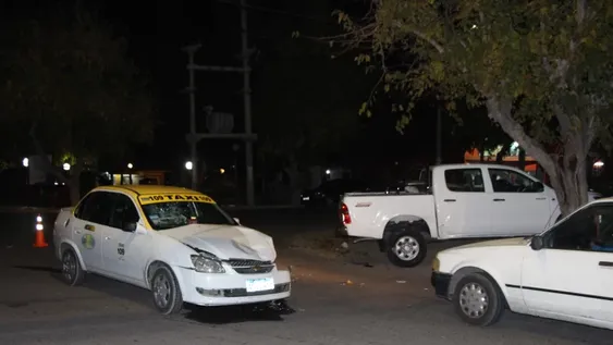 Aparatoso choque: una camioneta terminó en la vereda; una mujer y dos niños, heridos