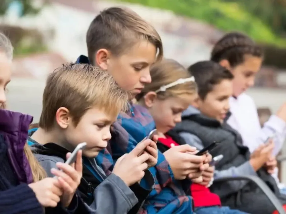 Los niños necesitan desarrollarse primero en elmundo real, antes de que se les permita trasladarsus vidas al mundo virtual.