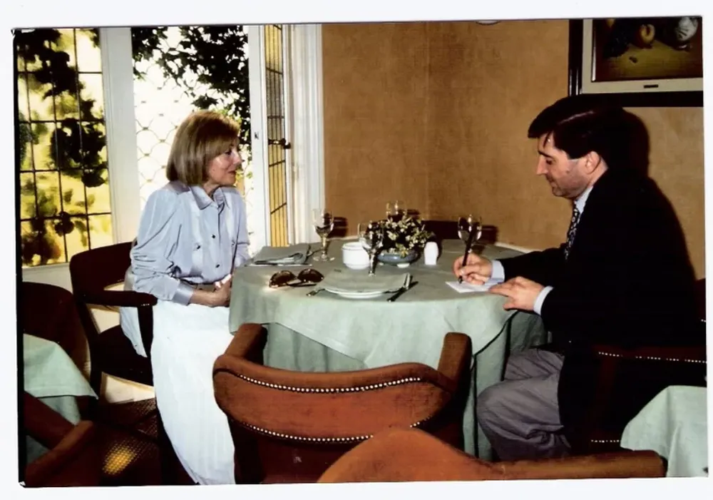 El periodista sanjuanino, Luis Eduardo Meglioli, entrevistó a Isabel Perón en Madrid, España, luego de ser derrocada, como también en misa. Además obtuvo una nota con Guillermo Patricio Kelly. Todo en el contexto de tiempos turbulentos en Argentina, lo mismo que los personajes políticos de esa época.