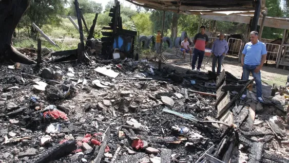 Salió a preguntar por su trabajo y en el interín un incendio destruyó toda su casa