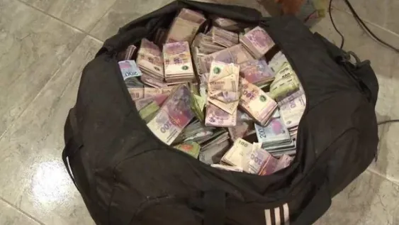 Halló un bolso lleno de plata entre autos estacionados y avisó a la policía