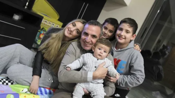 Papás que batallan a diario contra el covid-19 y que encuentran en sus hijos el mejor cable a tierra