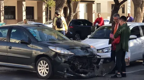 Fuerte choque entre dos autos en una esquina del centro