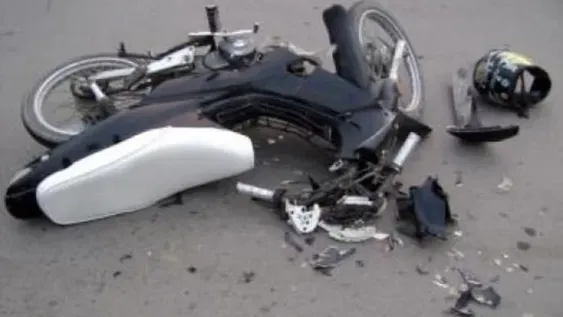Una motociclista sufrió un grave golpe en la cabeza y fracturas al chocar con un auto