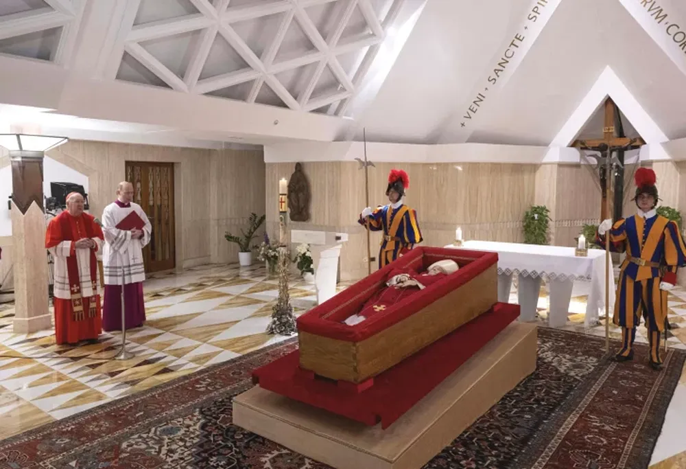 Comienza la despedida final de los fieles al papa Francisco