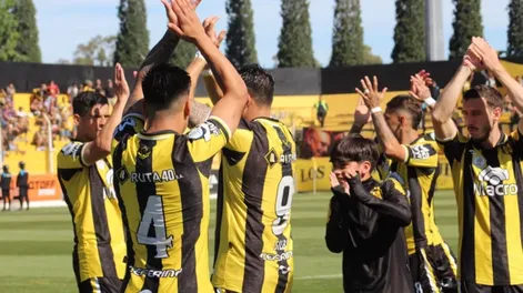 Finalista. Con polémica e incidentes en el final, Deportivo Madryn se instaló en la final por el segundo ascenso ante Estudiantes de Río Cuarto.