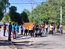 Vecinos de la zona Norte de Albardón llevan más de 30 días sin agua y la Parroquia Santa Bárbara lanzó una colecta para ayudarlos. Vecinos de la zona Norte de Albardón llevan más de 30 días sin agua y la Parroquia Santa Bárbara lanzó una colecta para ayudarlos.
