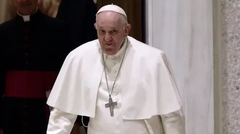 El Papa “mejora progresivamente” y retomó el trabajo tras ser operado