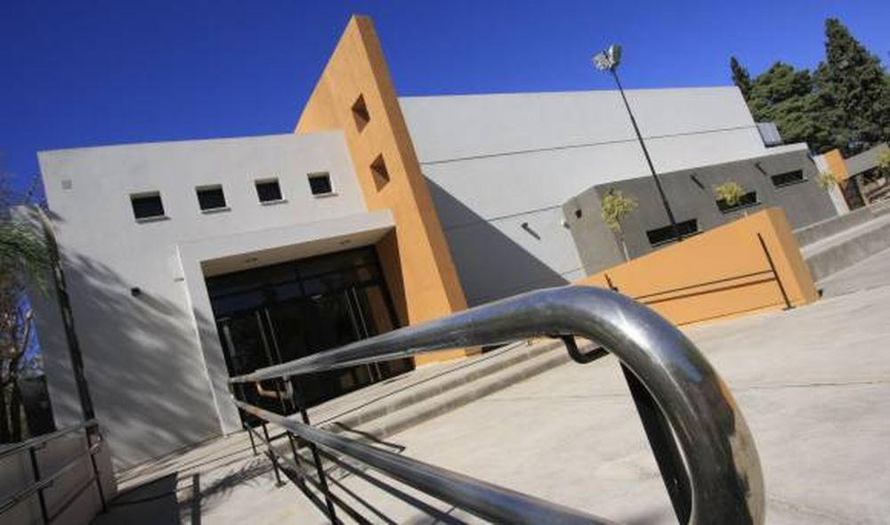 Centro docente, sin  fecha de reanudación