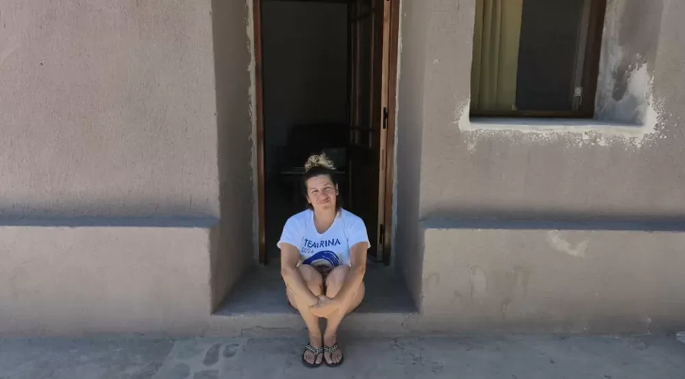 Giselle, en la puerta de su nuevo hogar, en Iglesia