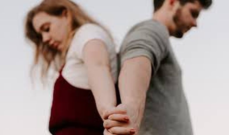 Qué es el microcheating: aseguran que los likes en fotos ajenas cuentan como “infidelidad”