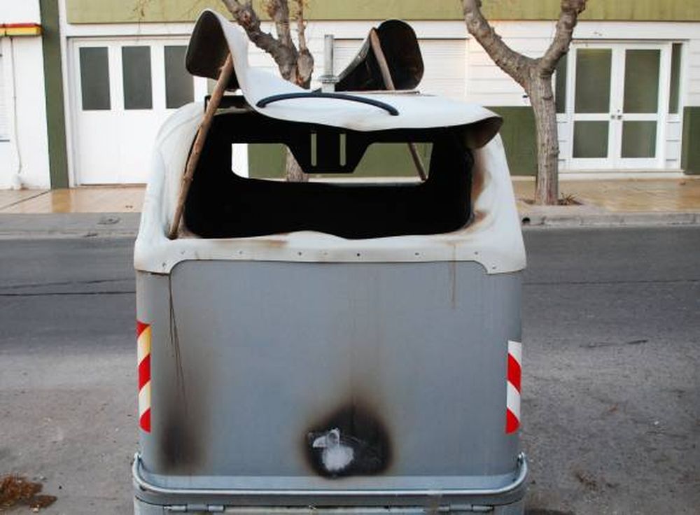 Queman dos contenedores