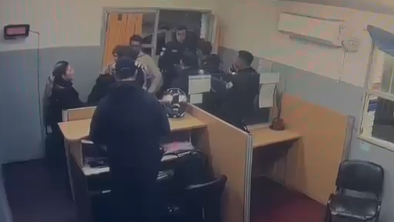 Policías salvaron a un bebé de 9 meses que se había ahogado con flemas.