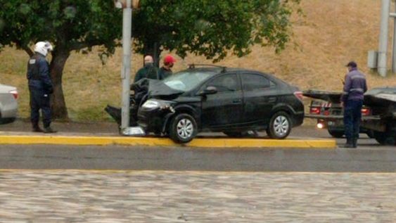 Una familia chocó con un pilar y su única hija murió horas después de que le dieran el alta