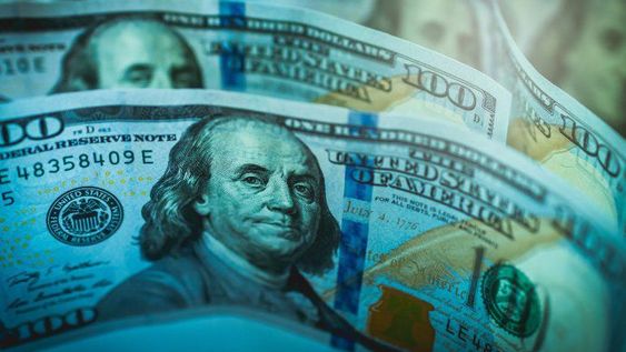 El dólar blue se mantuvo estable y cerró este martes a $142