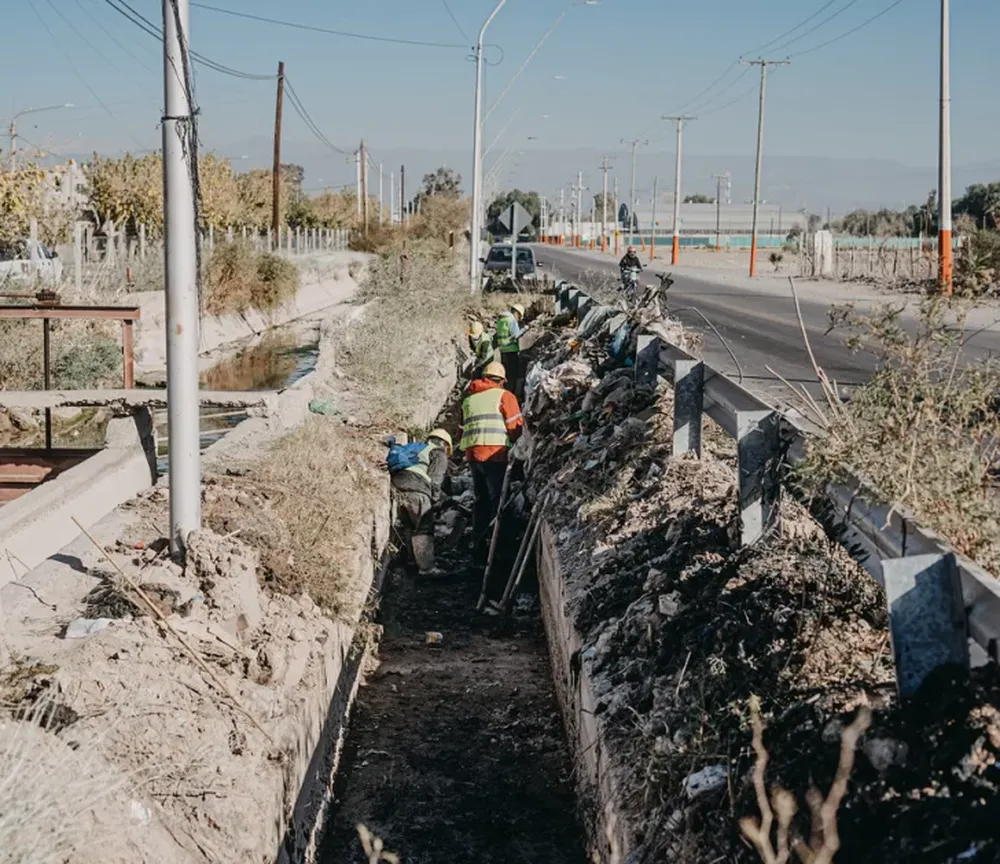 INICIA LA MONDA. Los trabajos de monda exigen que se corte el agua de toda la red para limpiar y reparar canales, aunque años anteriores hubo turnos solo para chacras para mantener la producción.