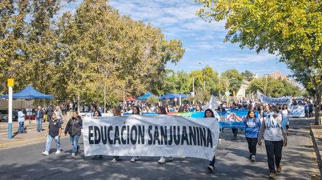 Docentes de San Juan realizaron paro y movilización en reclamo de mejoras salariales