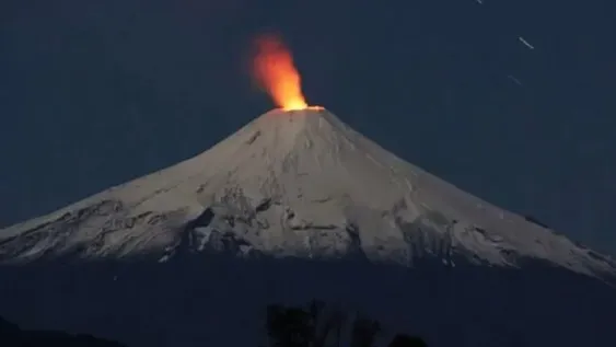 Elevan a naranja el nivel de alerta por mayor actividad sísmica del volcán Villarica en Chile
