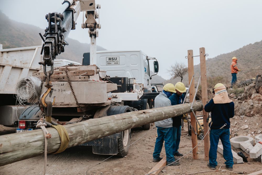 Por primera vez, la electricidad llega a las sierras de Valle Fértil.