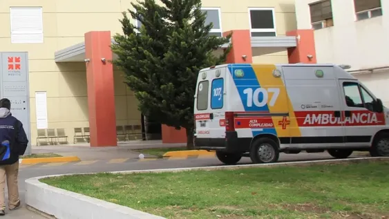 Se fracturó la pierna al impactar contra una camioneta