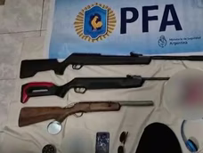 Durante el allanamiento, las fuerzas de seguridad incautaron armas de fuego de imitación.
