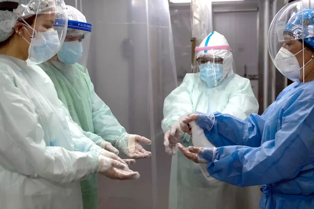 Entre lágrimas y sonrisas, la heroica labor en Quilmes de los profesionales de la salud