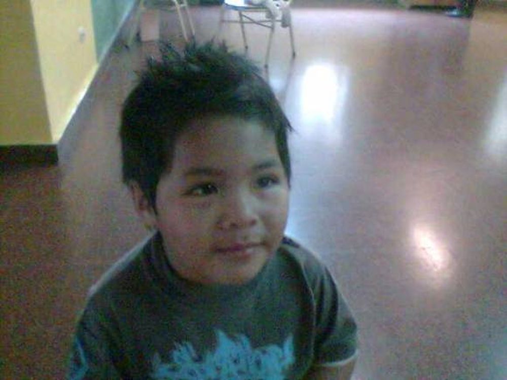 Un niño de tres años se perdió en un súper hace un mes y no encuentran a la familia
