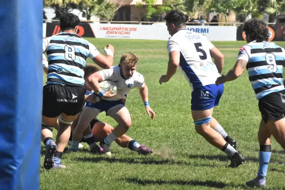 Derrota. Uno de los intentos para Univesitario, que no pudo con Liceo de Mendoza.