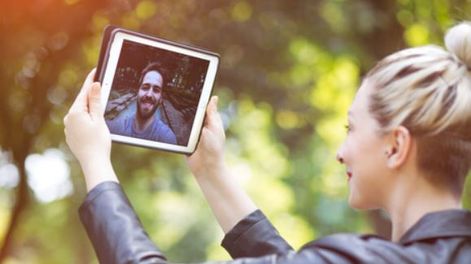 Estaba con su amante y por error, le hizo una videollamada a su esposa