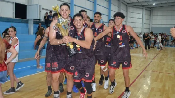 FESTEJOS. En cancha de Del Bono, Urquiza terminó coronando un gran año.
