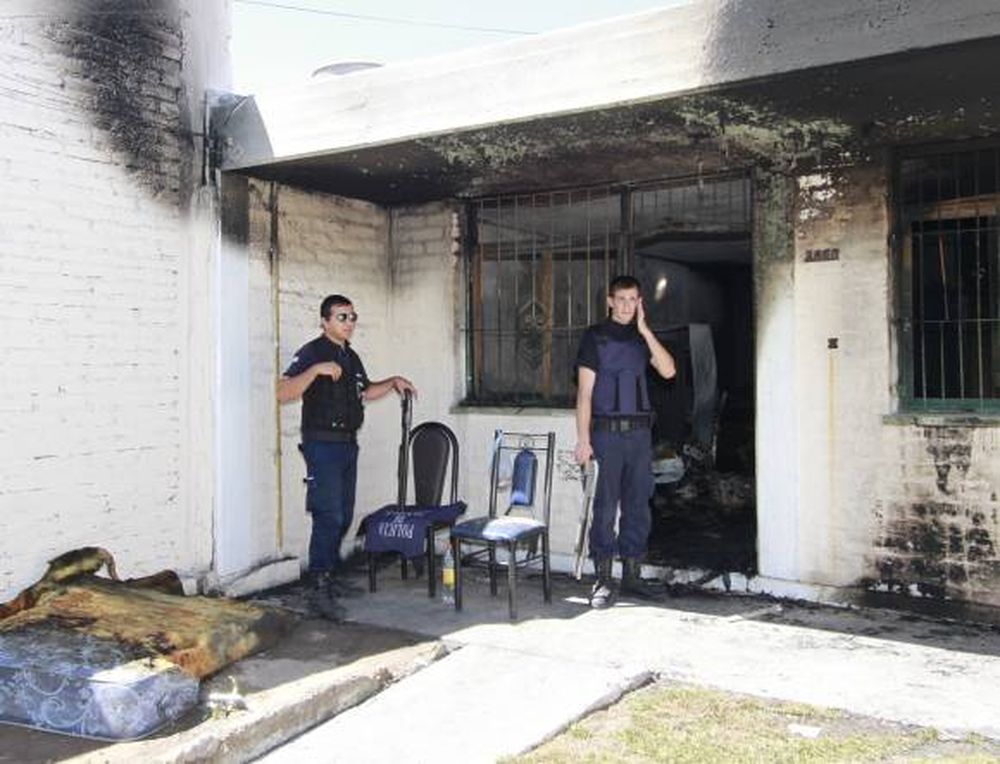 Crimen de Félix: queman la  casa del supuesto asesino