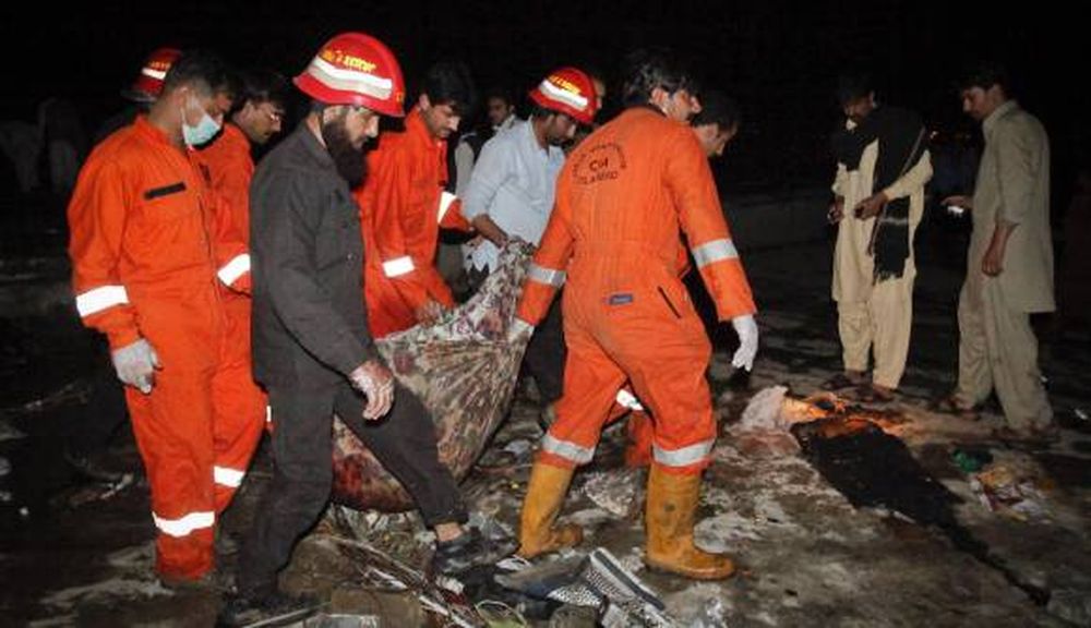 Casi 140 muertos por una tragedia aérea en Pakistán