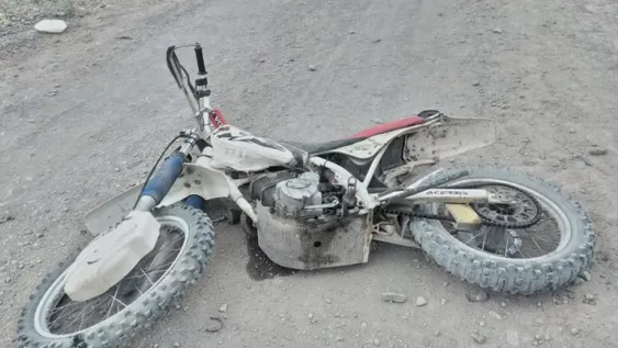 Se cayó en moto y murió