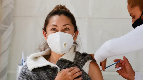 La OMS aprueba de emergencia dos versiones de vacuna de AstraZeneca