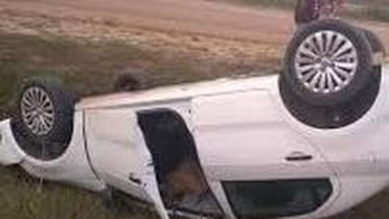 Un hombre de 62 años perdió el control de su auto y volcó: salió ileso