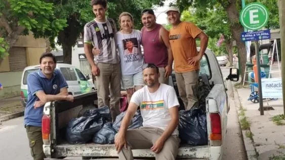 Mientras esperan los alegatos, los padres de Fernando reparten las donaciones recibidas