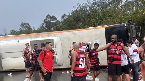 Volcó un micro de hinchas de Flamengo que viajaban para ver el partido ante Racing: hay al menos 16 heridos