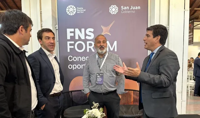 El ministro Romero con invitados.