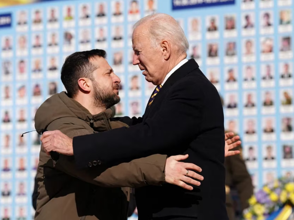 Biden llegó a Ucrania por sorpresa y promete más armas de EEUU