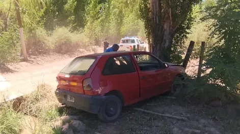 Esquivó un pozo, perdió el control y se estrelló contra un árbol
