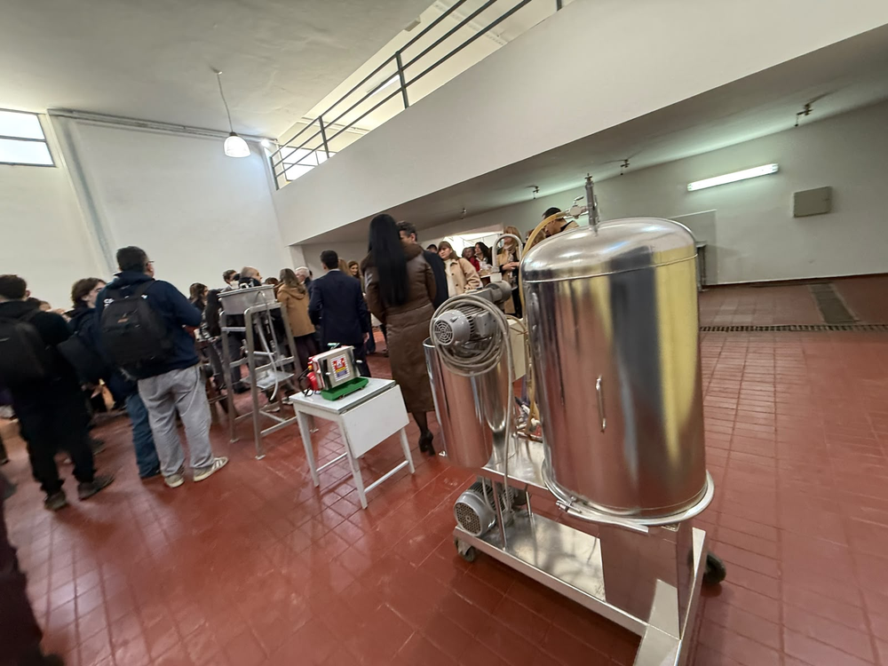 Equipamiento de la nueva bodega escuela, con tanques y maquinaria incorporados para la elaboración de vino, durante la recorrida por las instalaciones reinauguradas.