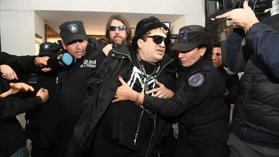 Pity Álvarez permanece bajo tratamiento mientras el juicio en su contra se encuentra momentáneamente suspendido.