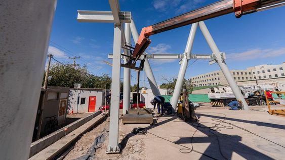 avanza la obra de los nuevos consultorios del hospital rawson: comenzo el montaje de la estructura principal