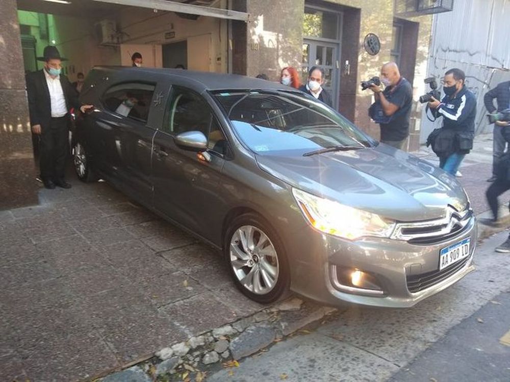 Familiares y amigos despidieron los restos de Mauro Viale en el cementerio de La Tablada