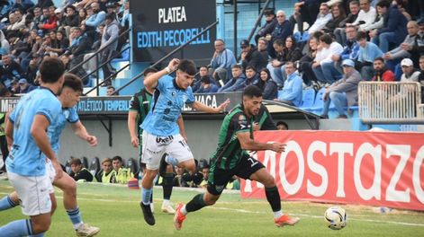 Apurado. Seba Jaurena escapa a la presión de Temperley. San Martin pagó muy caro el primer tiempo que regaló y no alcanzó la reacción del complemento.