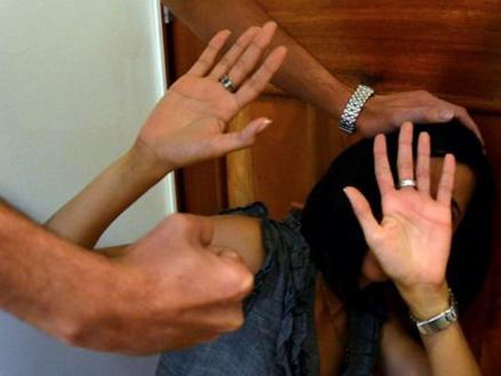 Golpeó a su pareja frente a sus hijos, destrozó su vivienda y la amenazó: no irá a prisión