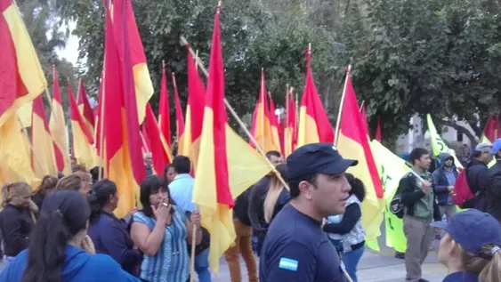 Afuera de la Legislatura, gremios y militantes hicieron el aguante