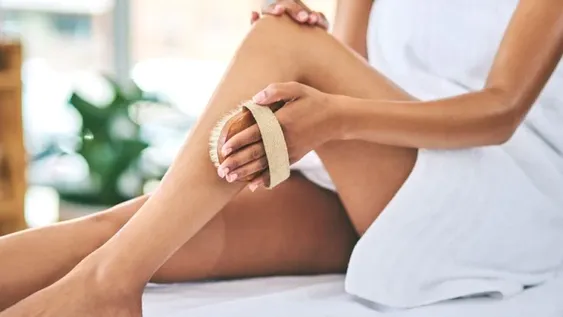 El cepillado en seco para combatir la celulitis: una técnica simple y efectiva