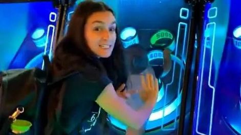 Un bebé quedó atrapado en un pinball y la desesperación de su madre se volvió viral