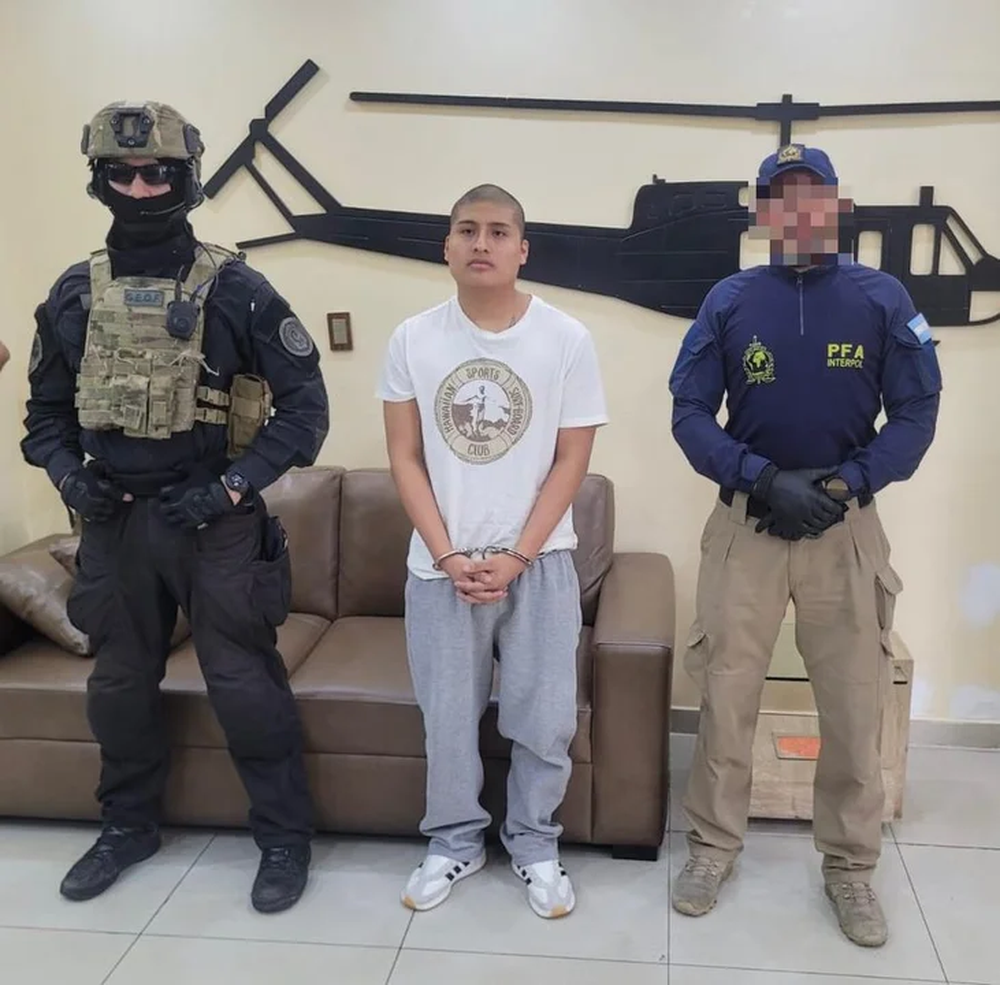 Pequeño J durante su extradición.